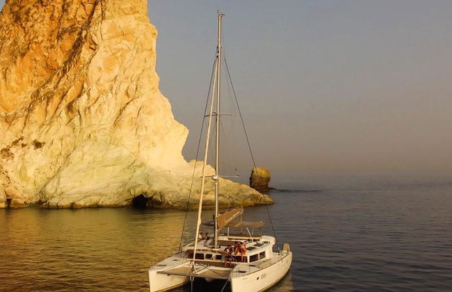 Crociera in Caldera Gold con pasto: Spiagge bianche e rosse, sorgenti termali e isola Thirassia - Foto 1